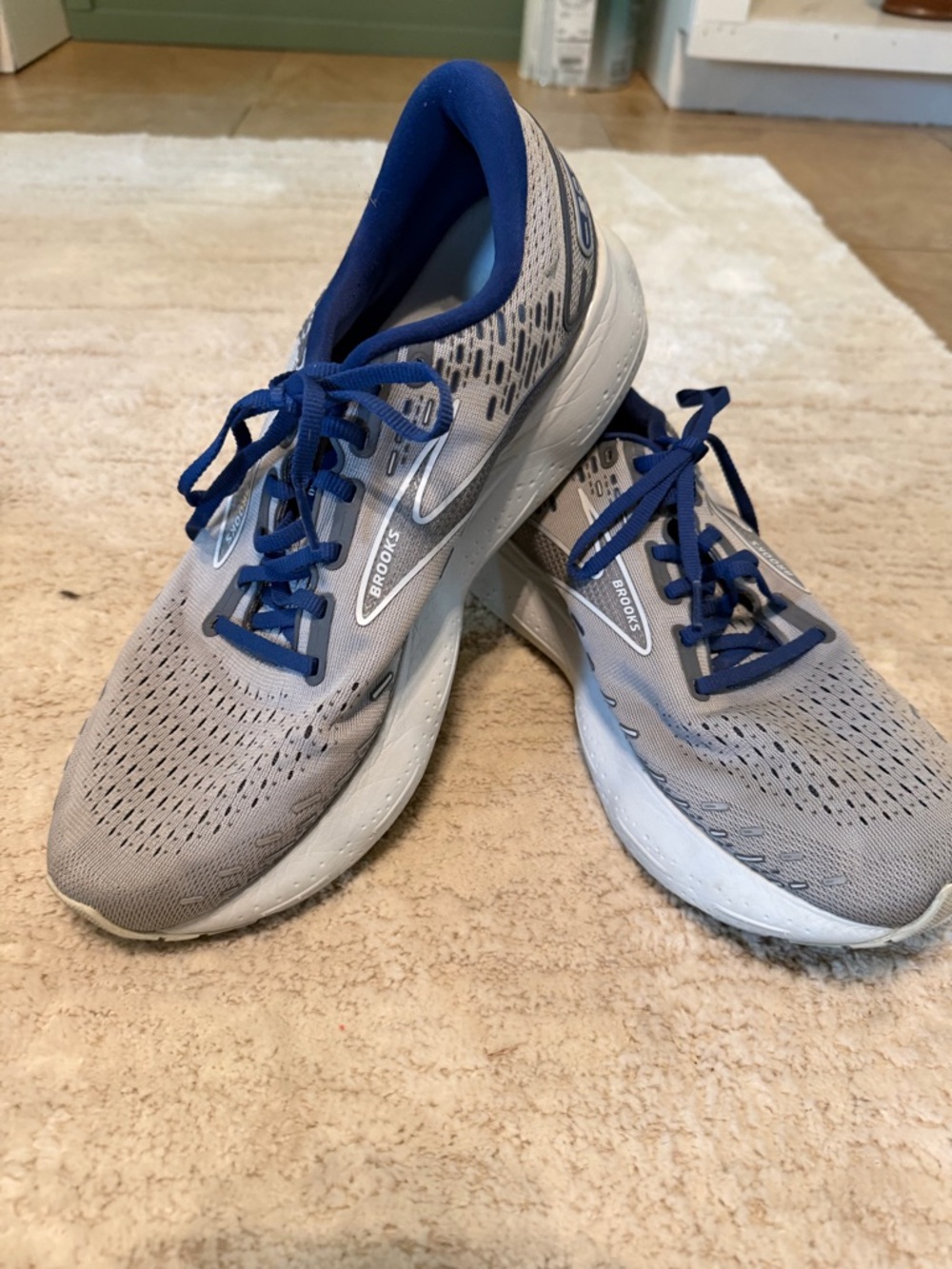 Brooks Glycerin 20 Running Shoes in Light Gray with Blue Accents